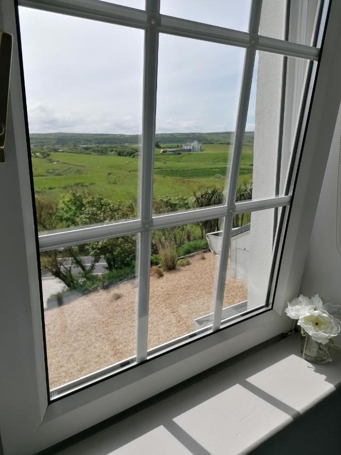 להינץ' Wild Atlantic Lodge Bed & Breakfast מראה חיצוני תמונה